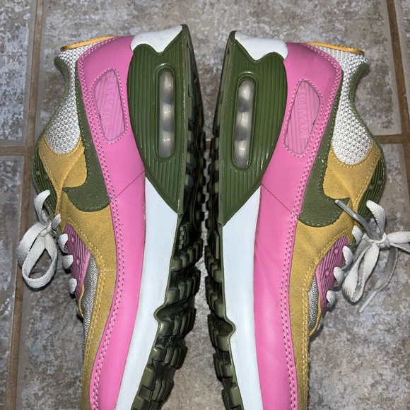 Nike AirMax Shoes size 9 in mens. Slightly worn, great condition. - Picture 6 of 7